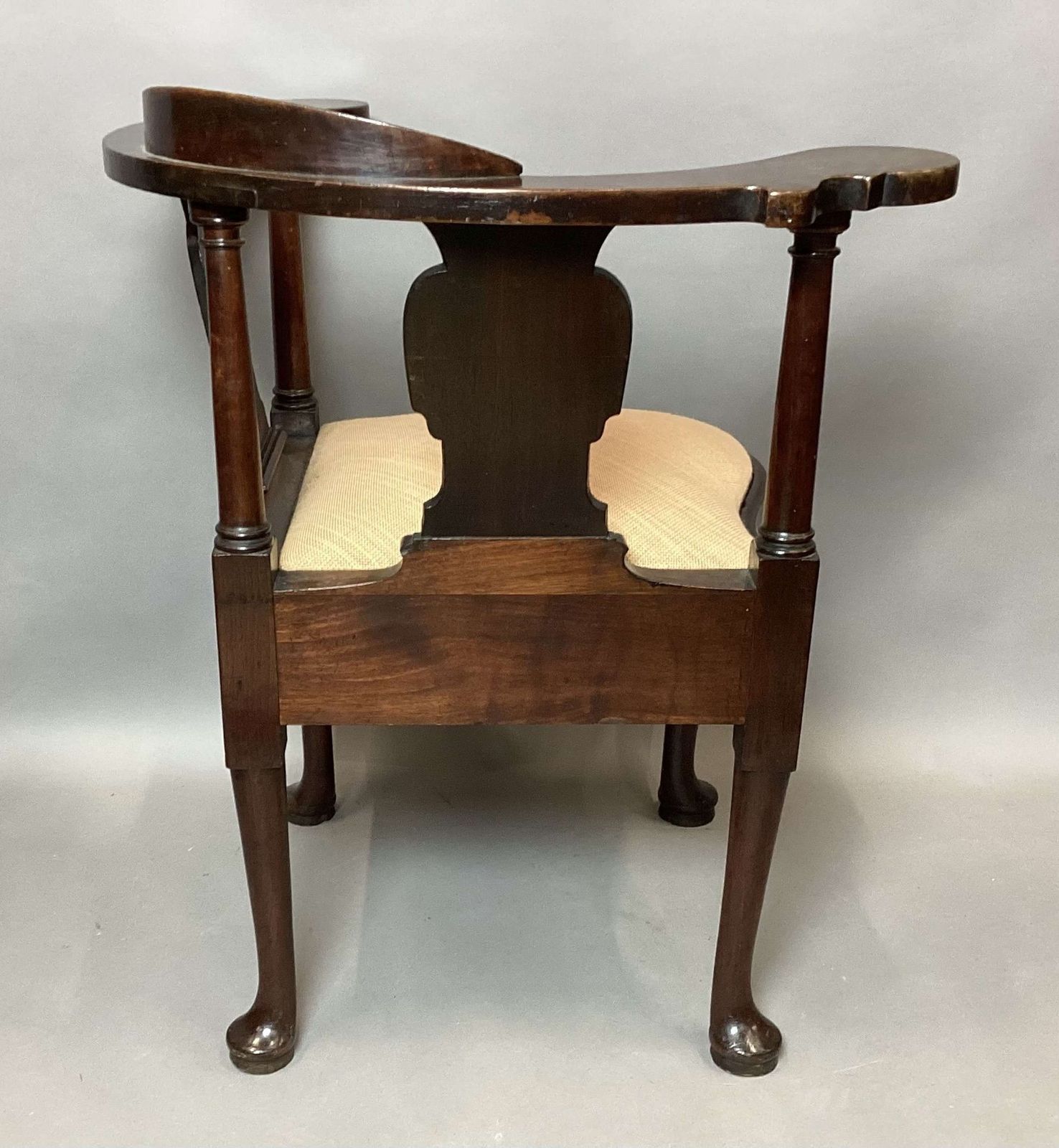 3190.0 Exceptional George I Walnut Corner Chair photo