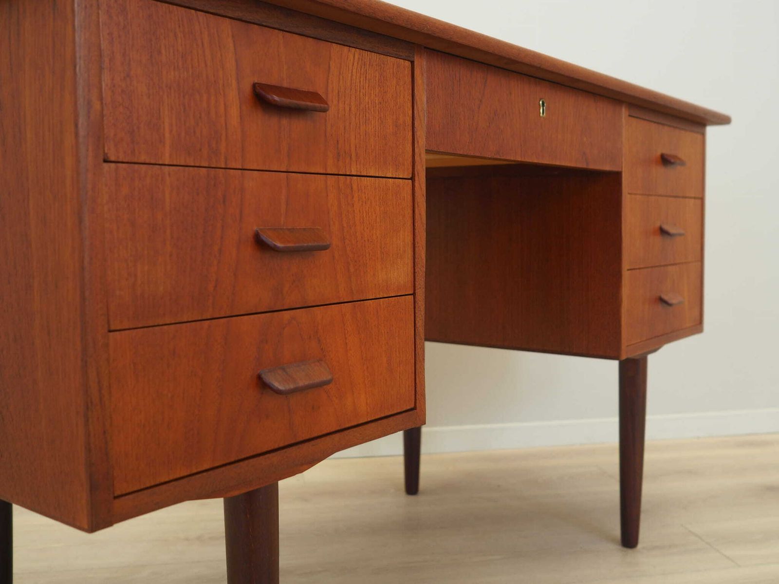 photo vinterior Teakhouten Bureau, Deens Design, Jaren 1970, Productie: Denemarken