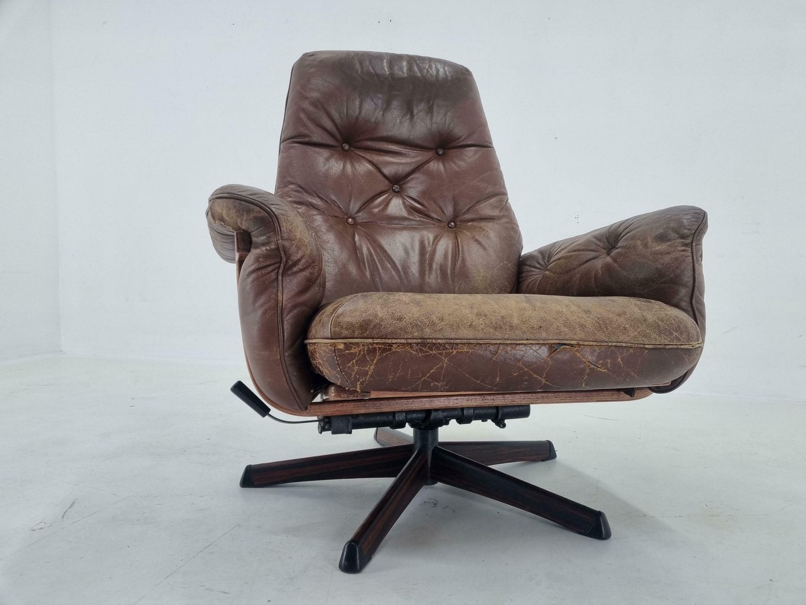 1009.0 Midcentury Swivel Leather And Wood Armchair Göte Möbler Nässjö, Sweden, 1960s photo