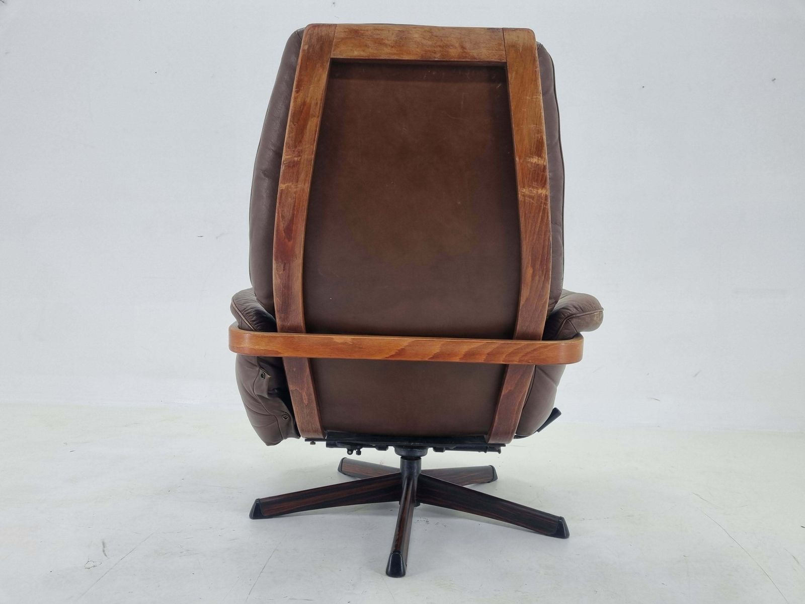 photo vinterior Midcentury Swivel Leather And Wood Armchair Göte Möbler Nässjö, Sweden, 1960s