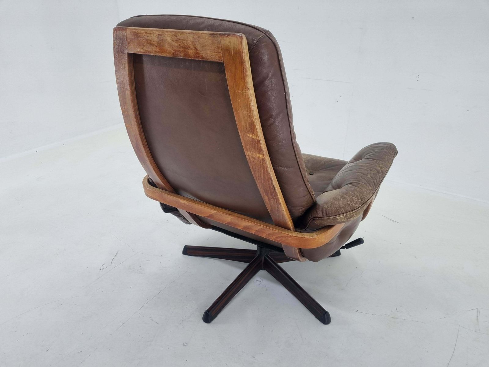 photo buy Midcentury Swivel Leather And Wood Armchair Göte Möbler Nässjö, Sweden, 1960s