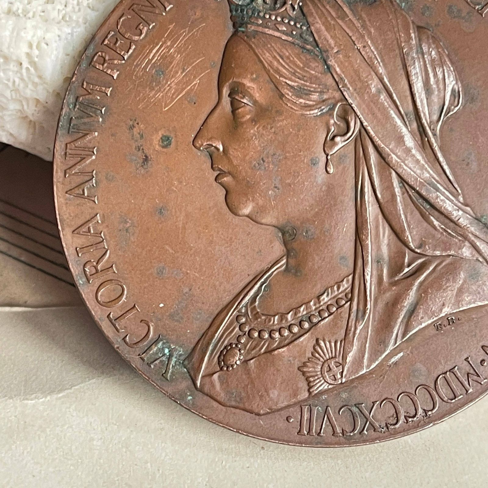 Antique 1897 Queen Victoria. 1837 To 1898 Jubilee Bronze Medal. Collectable photo vinterior