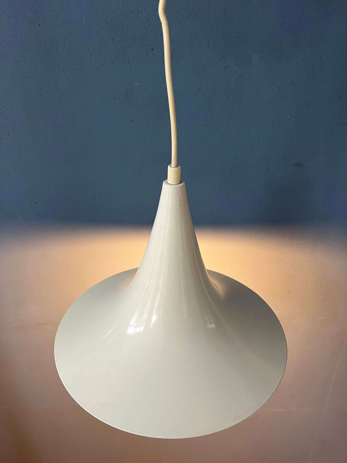 Mid Century Witte Space Age Heksenhoed Hanglamp photo for sale