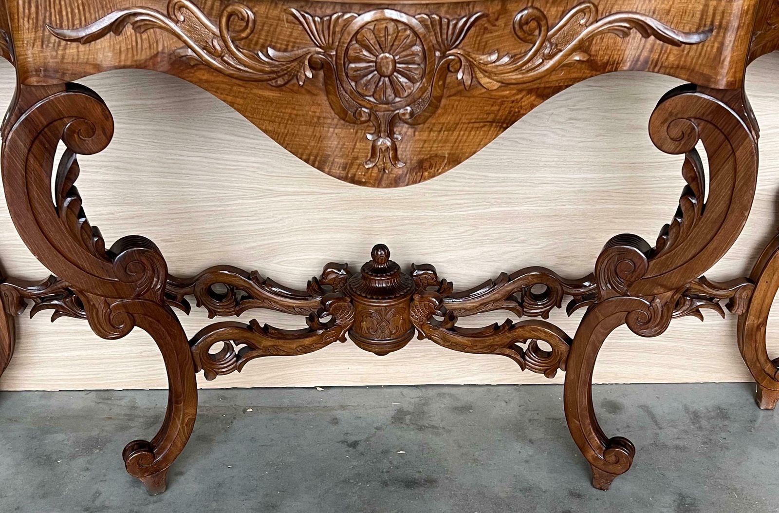 Grande console de style Régence française en noyer sculpté aux bords dorés photo vintage