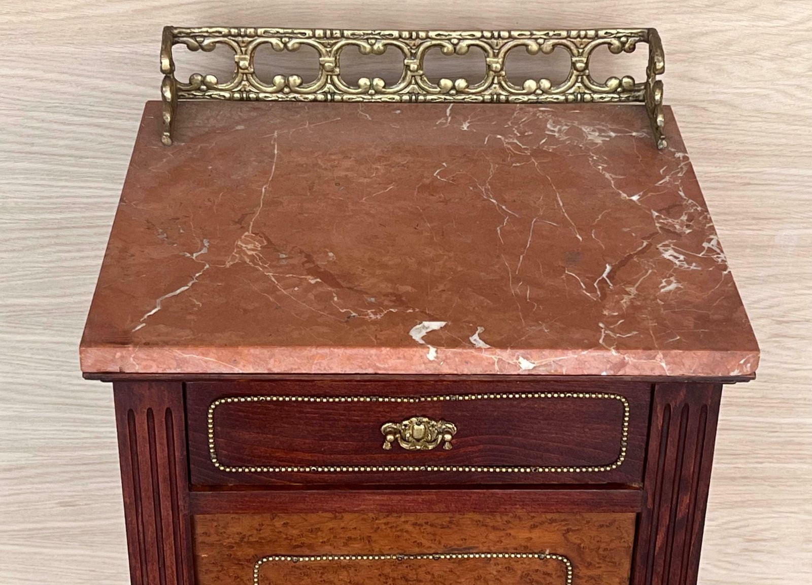 photo furniture Paire de tables de chevet italiennes en marqueterie, crête en bronze, tiroirs et portes