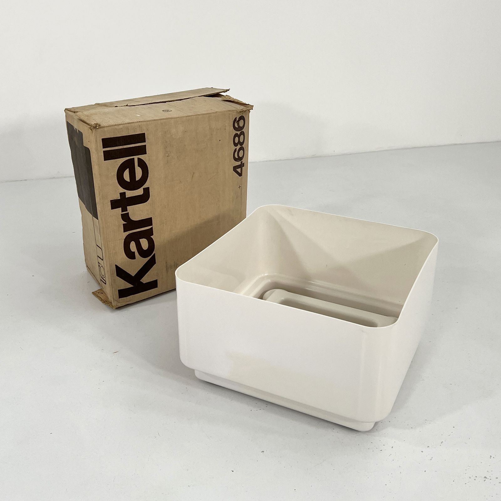 photo furniture Large White Planter On Wheels Model 4686 By Anna Castelli For Kartell, 1970s
