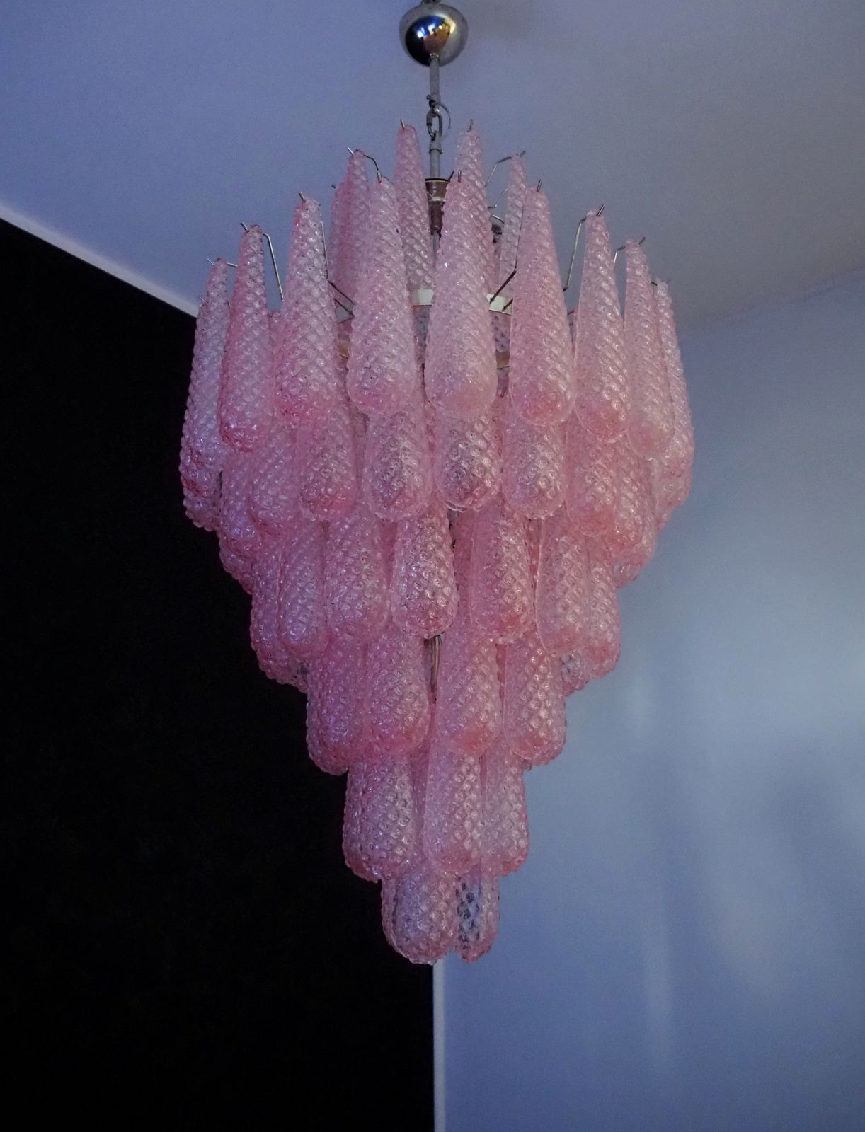 photo vintage Huge Italian Vintage Murano Glass Chandelier   85 Glass Pink Petals Drop