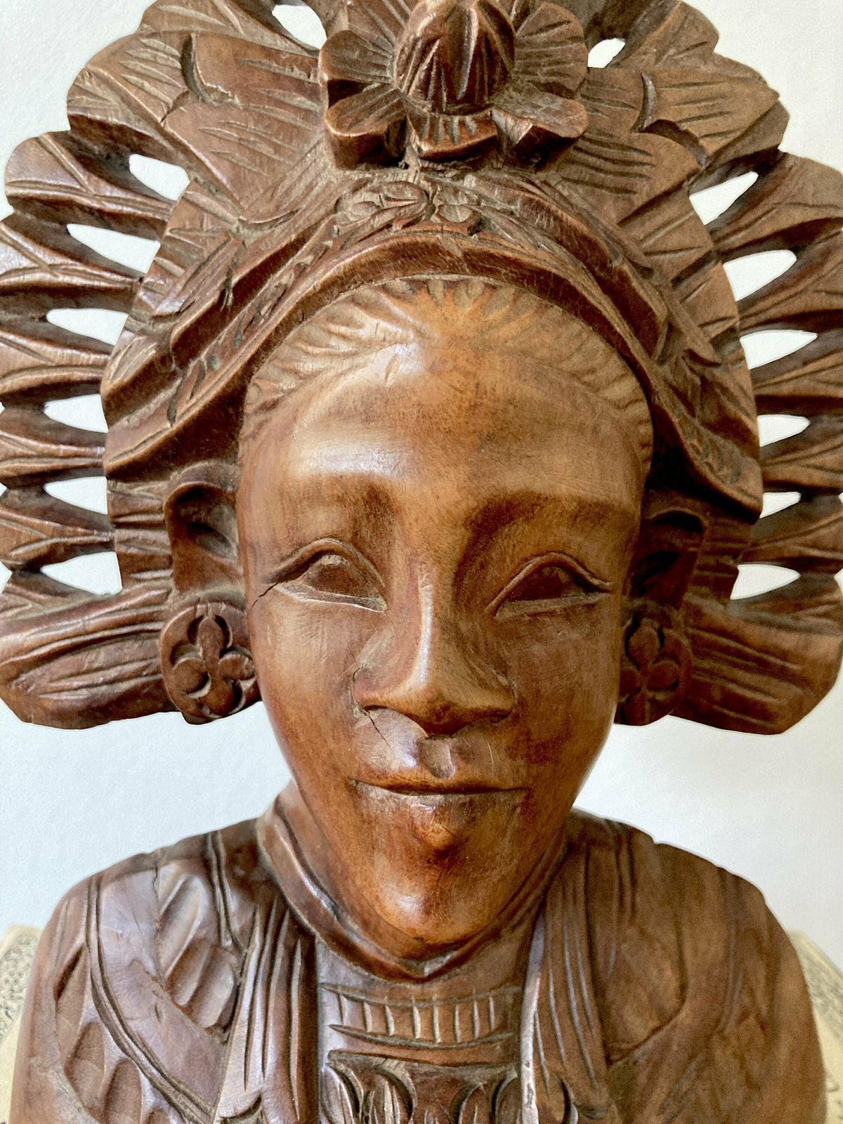 Hand Carved Wooden Bali Dancer Bust Sculpture Carved Goddess Sculpture Balinese Bust Wood Decorarive Hand Carved Bali Tribe Sculpture photo vinterior