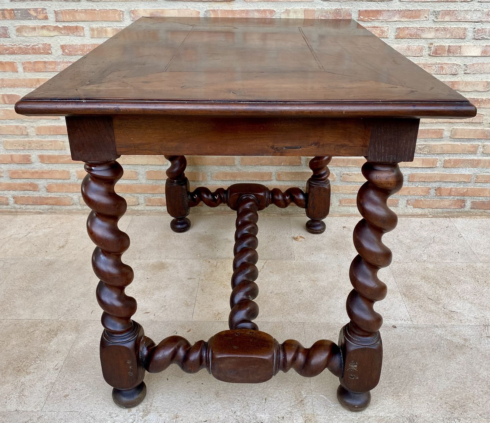 photo furniture Early 19th Century French Walnut Work Table Or Desk With One Drawer