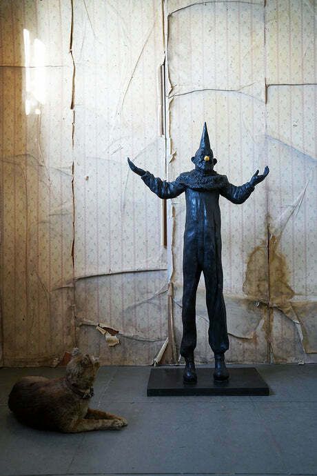 photo furniture Beth Carter; Standing Clown; Black Resin; Edition 3/15