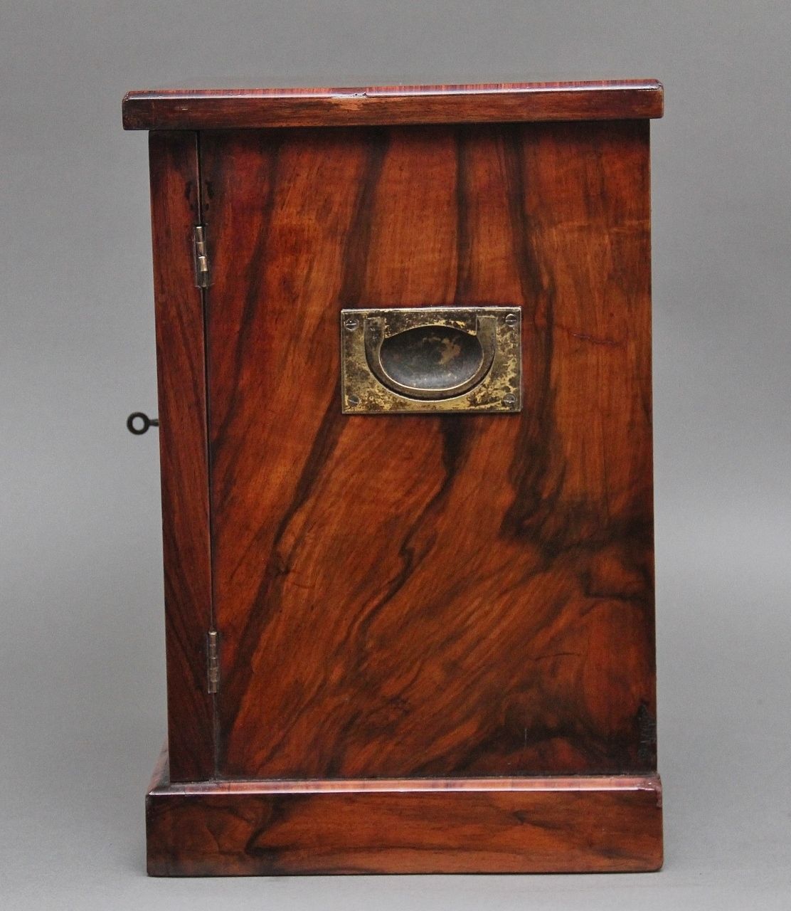 photo vinterior 19th Century Walnut Table Cabinet