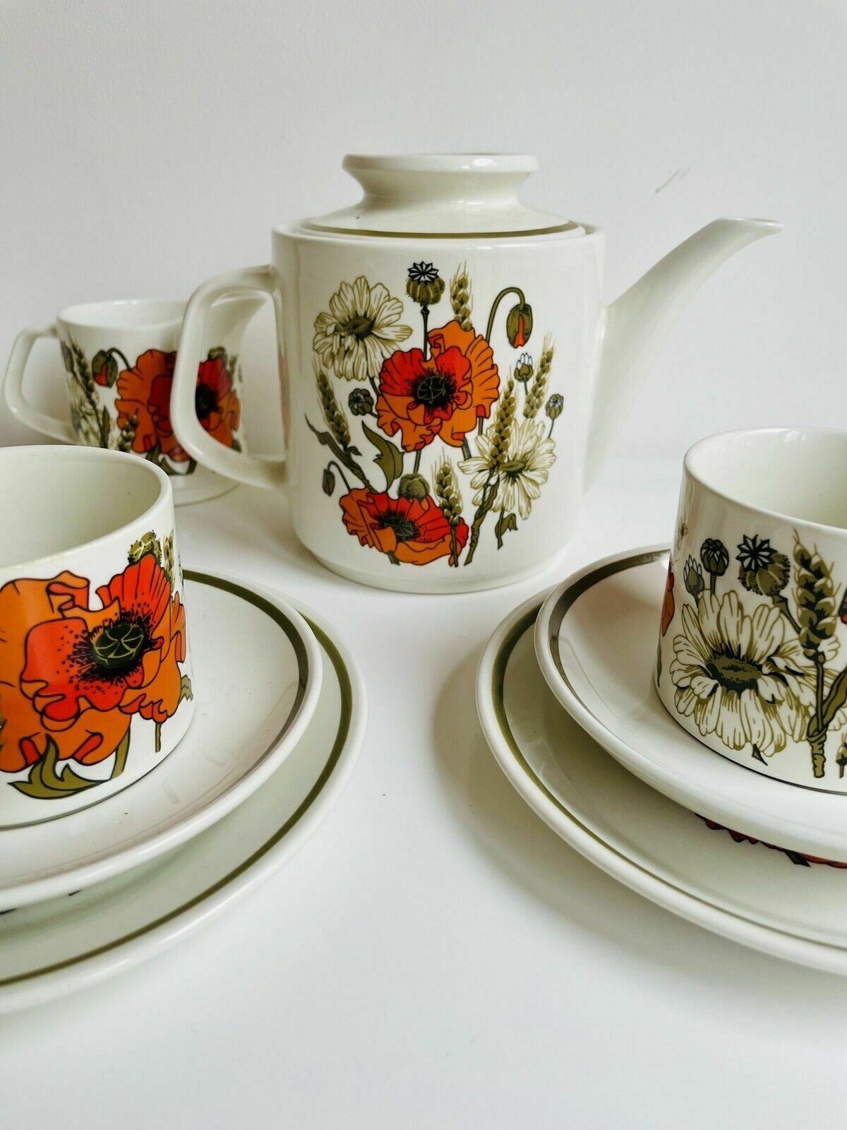 J&G Meakin Studio "Poppy" Tea Pot & Milk Jug, 2 Cups & Saucers, 2 Tea Plates photo vinterior