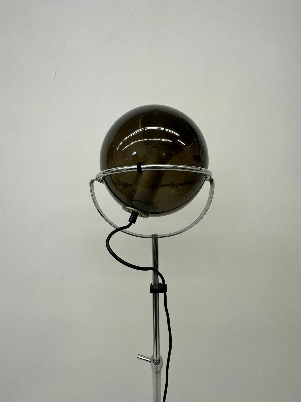 photo vintage Raak Globe Vloerlamp Van Frank Ligtelijn, Jaren 1960