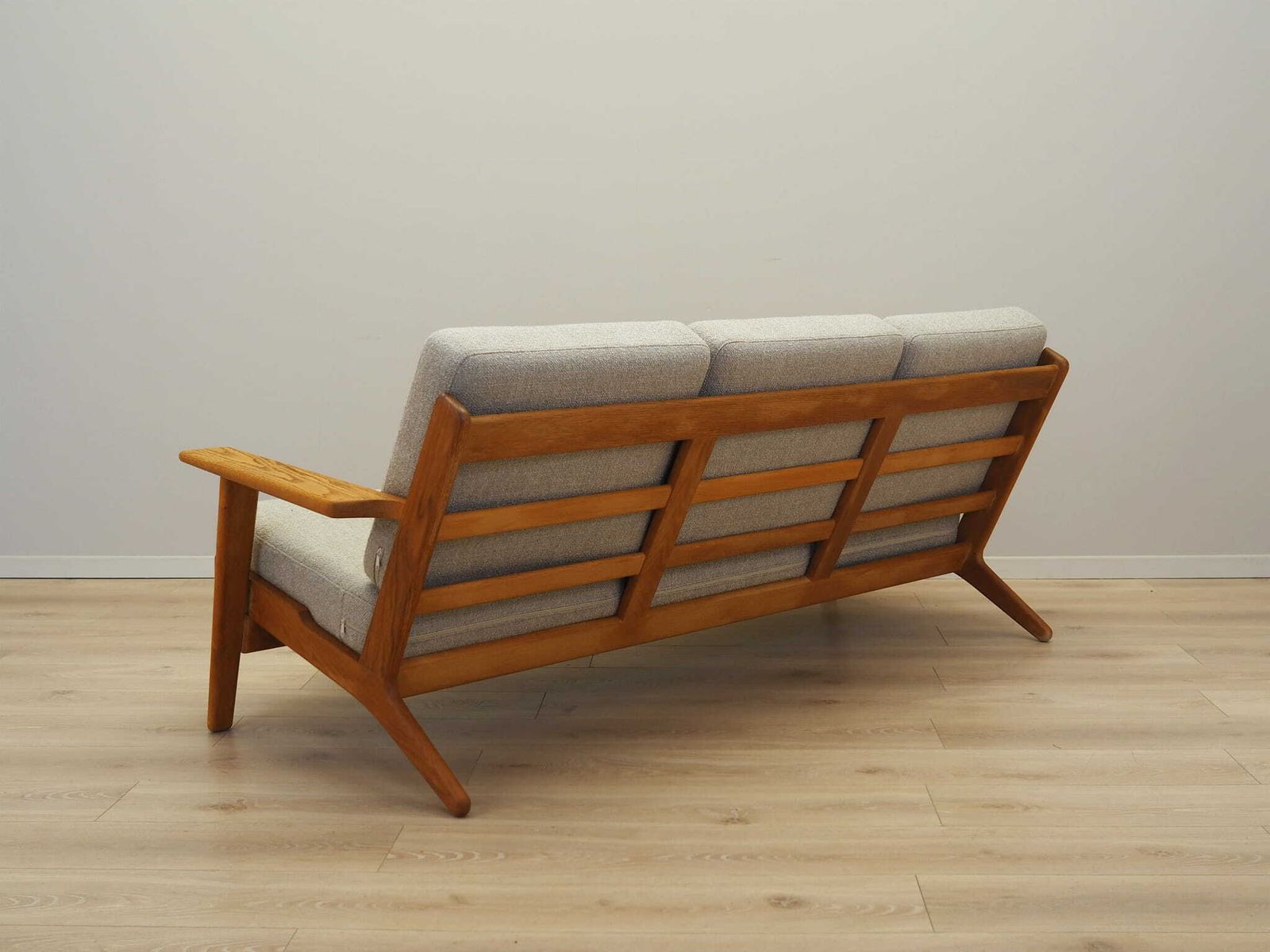 Oak Sofa, Danish Design, 1960s, Designer: Hans J. Wegner, Manufacturer: Getama photo vinterior