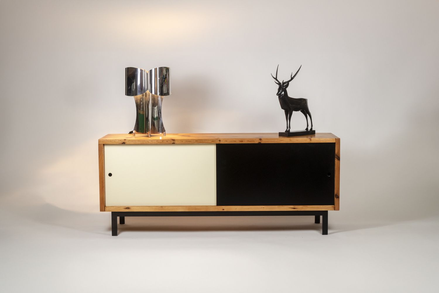 6550.0 Ate Van Apeldoorn. Sideboard In Pitch Pine. 1970s. photo
