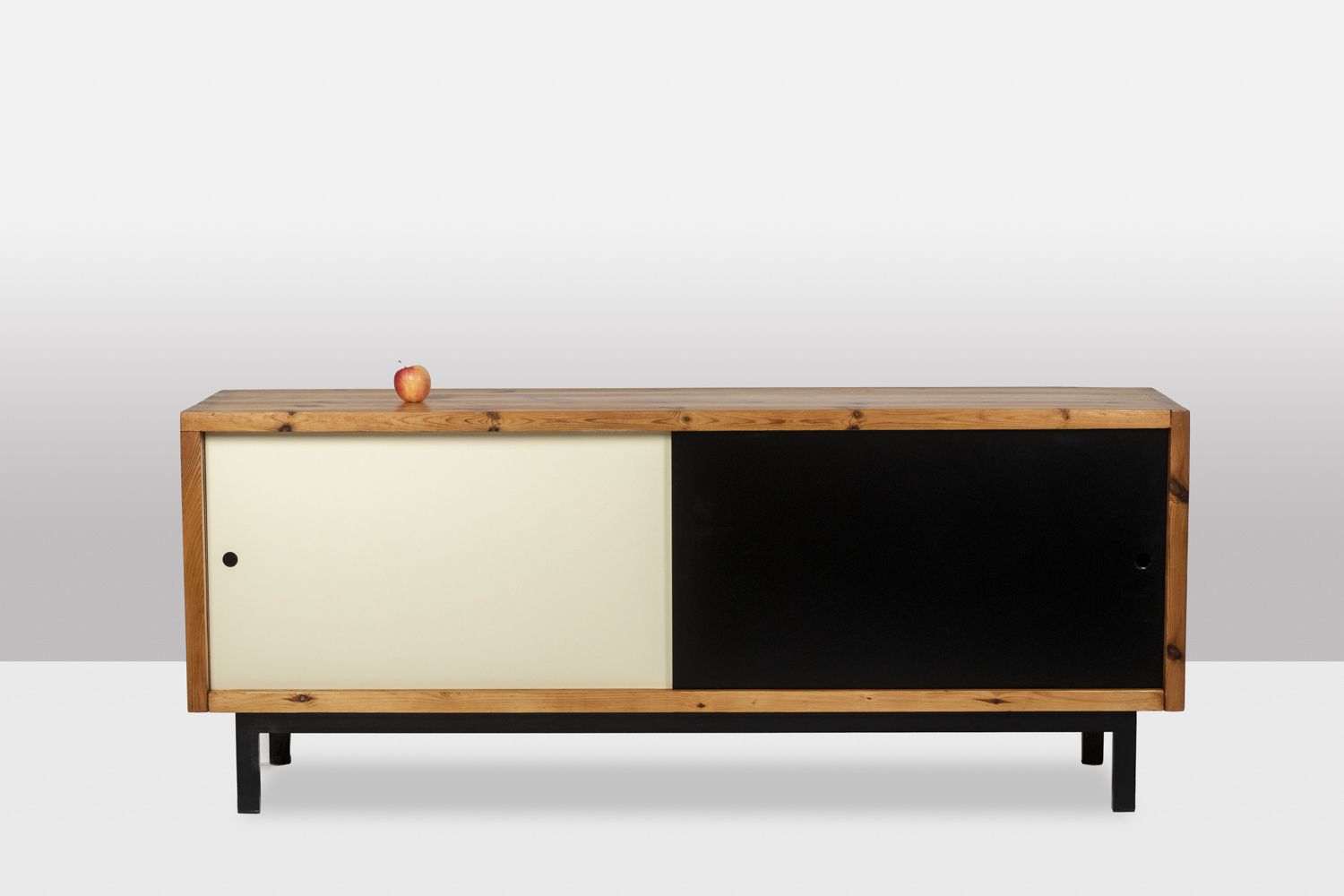 photo vintage Ate Van Apeldoorn. Sideboard In Pitch Pine. 1970s.