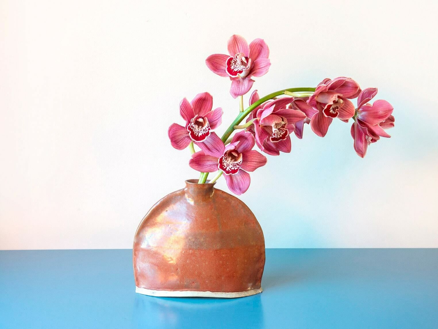 Studio Pottery Vaas, Vintage Keramische Vaas, Decoratief Aardewerken Object, Mid Century Modern, Handgemaakte Ronde Bloemenvaas photo furniture