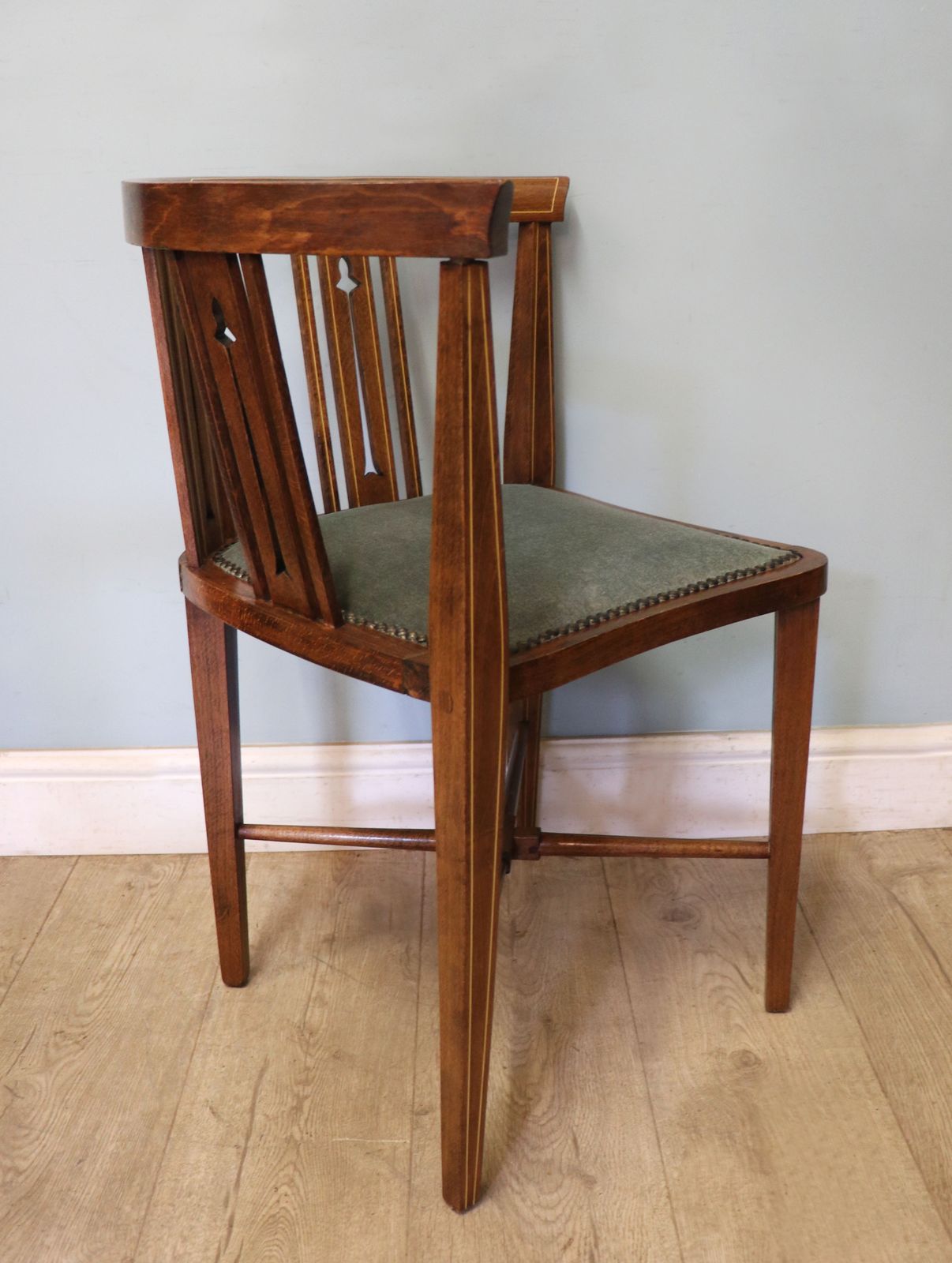 photo vinterior A Fantastic & Very Rare Pair Of Corner Chairs.