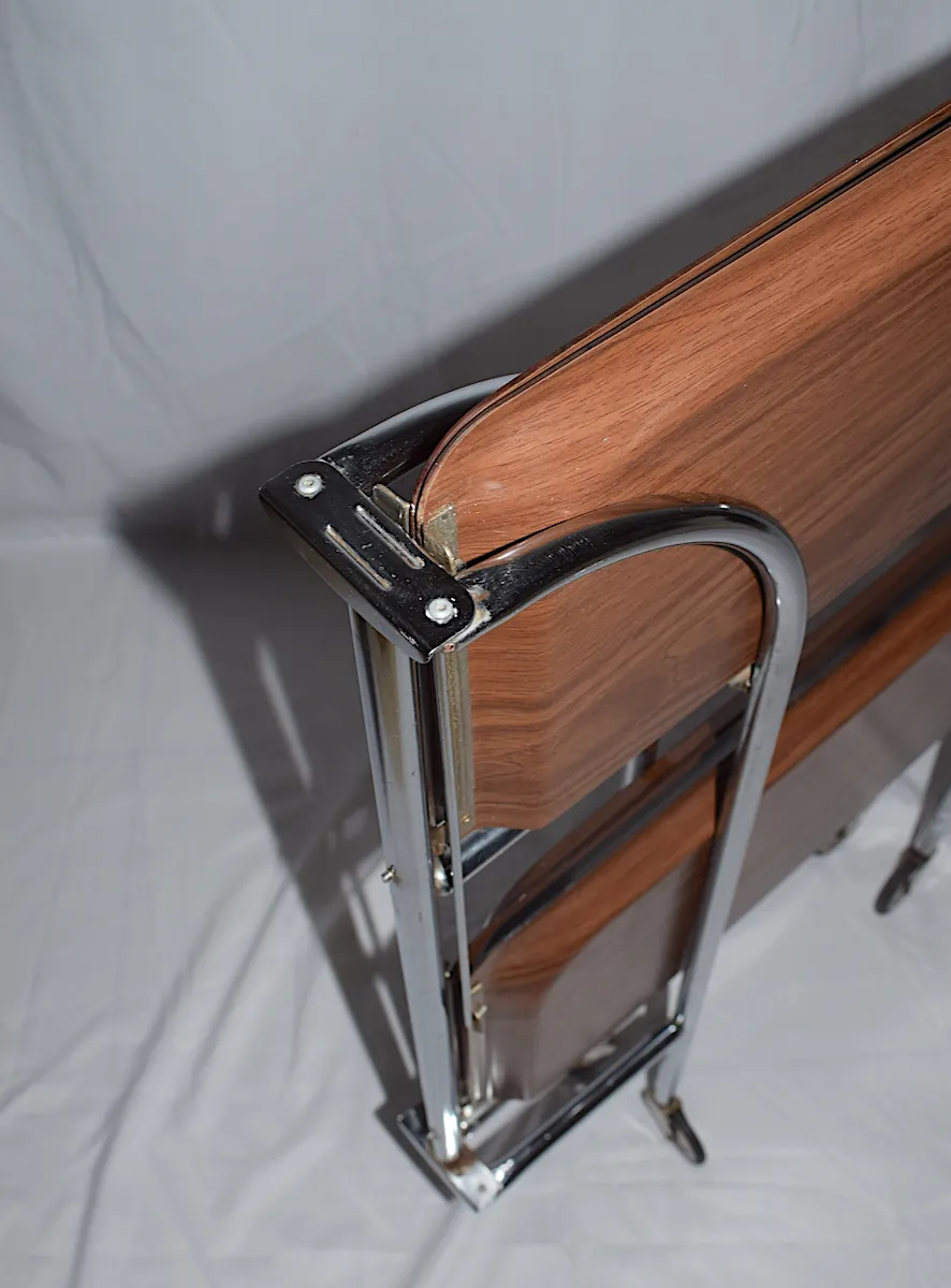 photo vintage A Mid Century Bremshey & Co German Dinette Trolley. Made Of Chrome & Lamented Wood. It Folds Into A Smaller Frame. Attribution Mark On The Wheels.