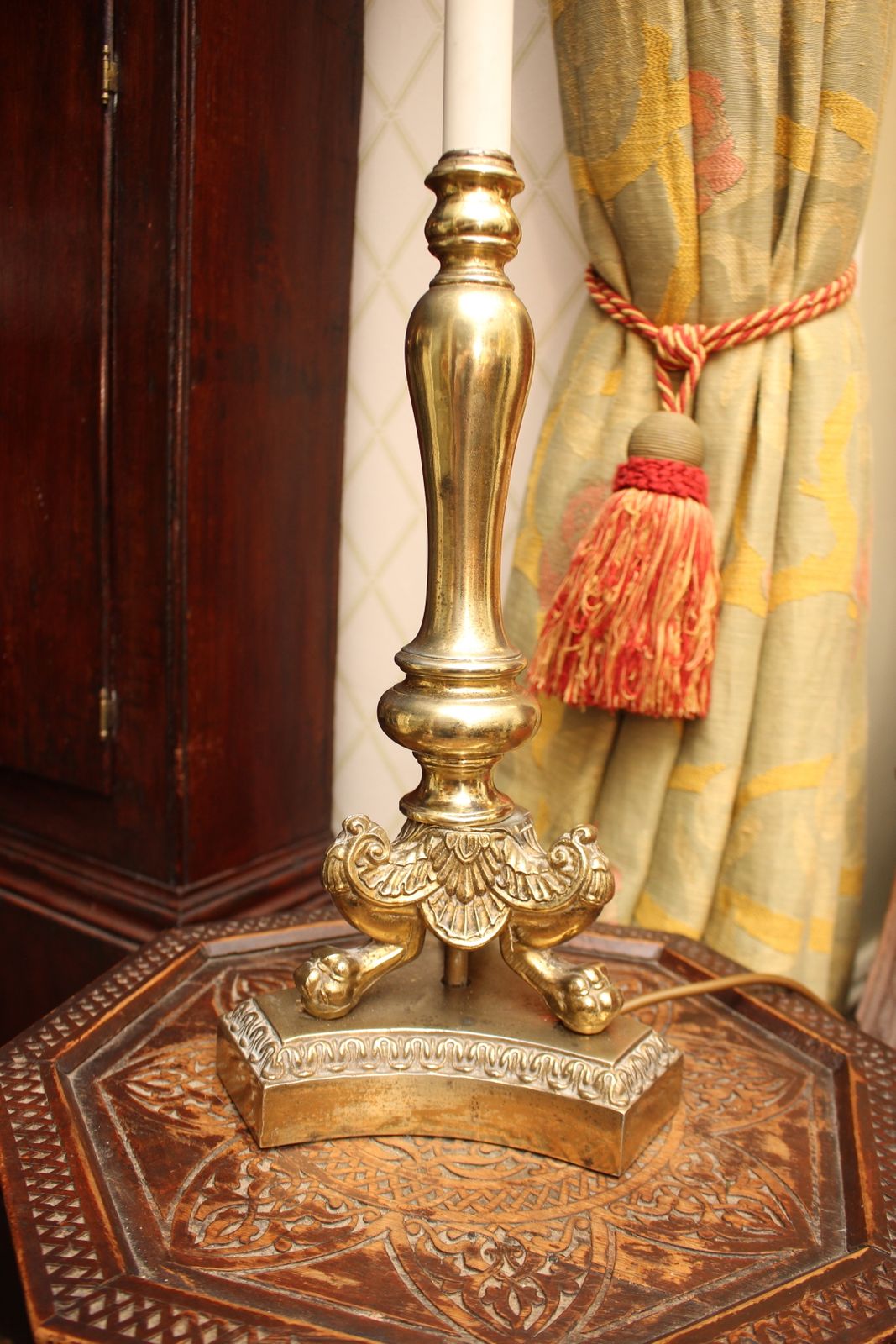 A Magnificent Antique Italianate Trefoil Base Brass Lamp, Lion Paw, Twin Branch photo vinterior