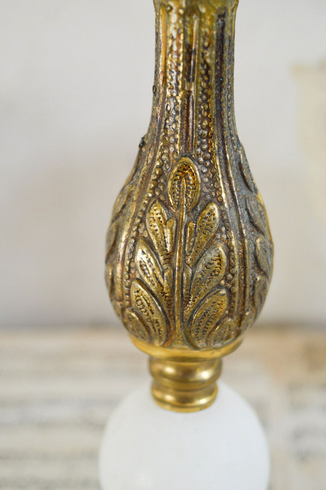 Vintage White Marble & Brass Lamp Stand, 1960s Heavy Art Deco Bedside Lamp With Ornate Details 30x11 Cm photo 70.0