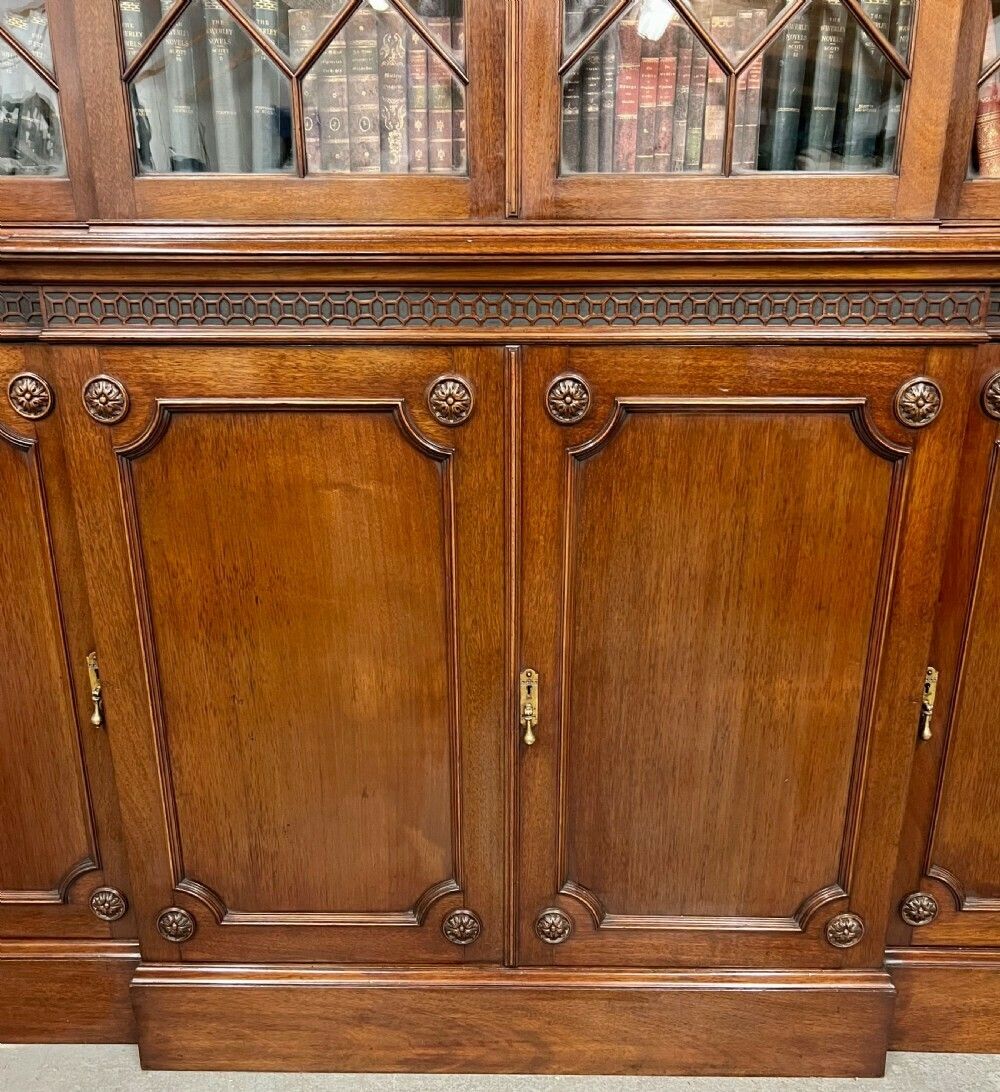 Mahogany Chippendale Style Breakfront Bookcase photo vinterior