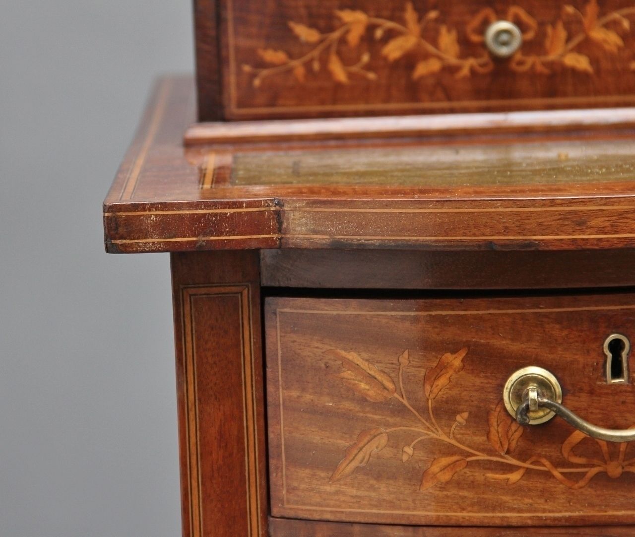 photo vintage 19th Century Inlaid Mahogany Desk