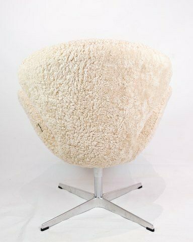 The Swan Model 3320 By Arne Jacobsen For Fritz Hansen From 1958s photo for sale