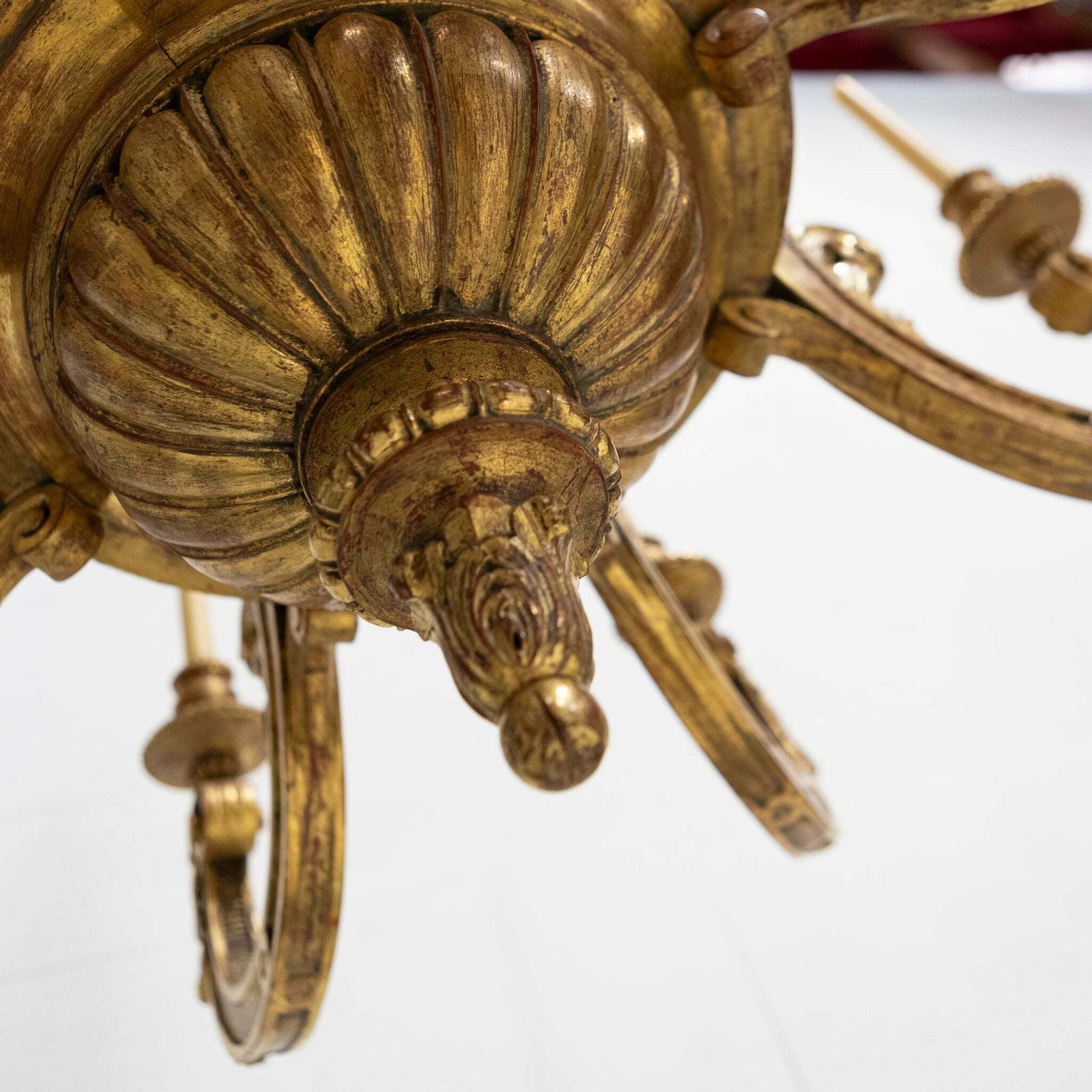 photo furniture Large Antique Italian Giltwood 19th Century 8 Arm Chandelier