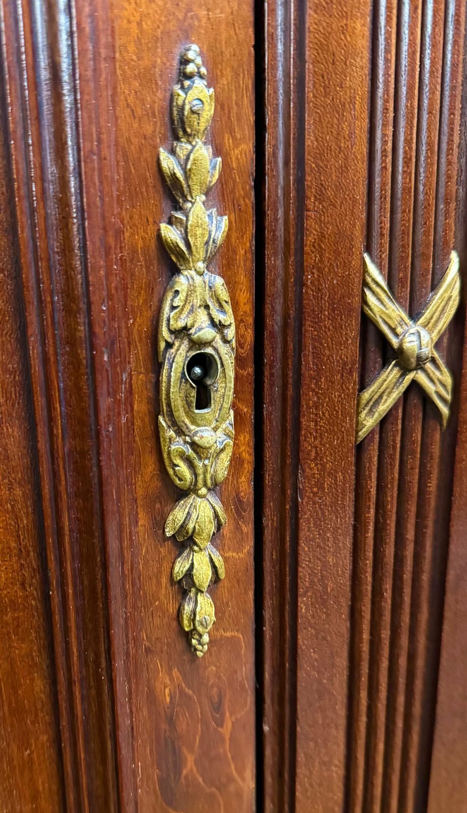 photo vinterior Fine 19th Century French Louis XVI Mahogany And Gilt Bronze Armoire