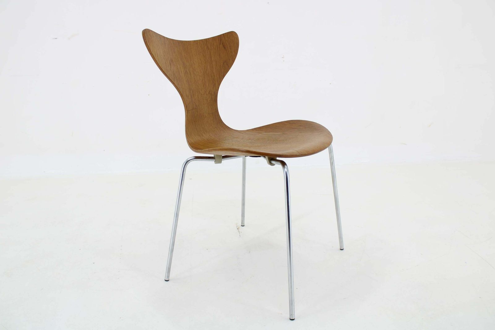 photo furniture 1970s Arne Jacobsen Set Of Six Lily Chairs In Oak By Fritz Hansen, Denmark
