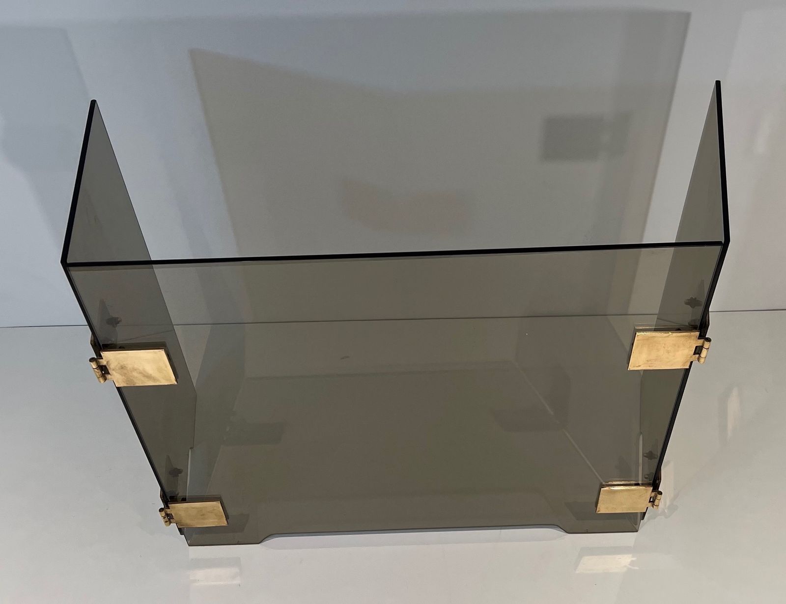 photo vinterior Tri Fold Firewall In Smoked Glass And Brass. Around 1970