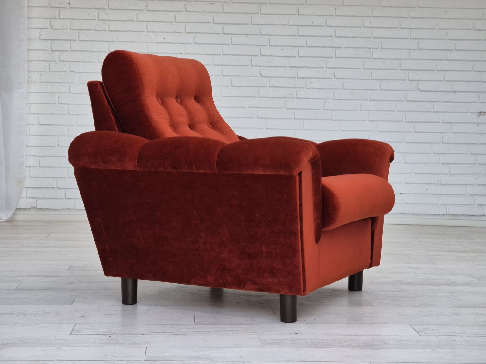 Jaren 1980, Deense Set Van 2 Relaxfauteuils In Zeer Goede Staat, Bruin/Rood Meubelvelours. photo for sale