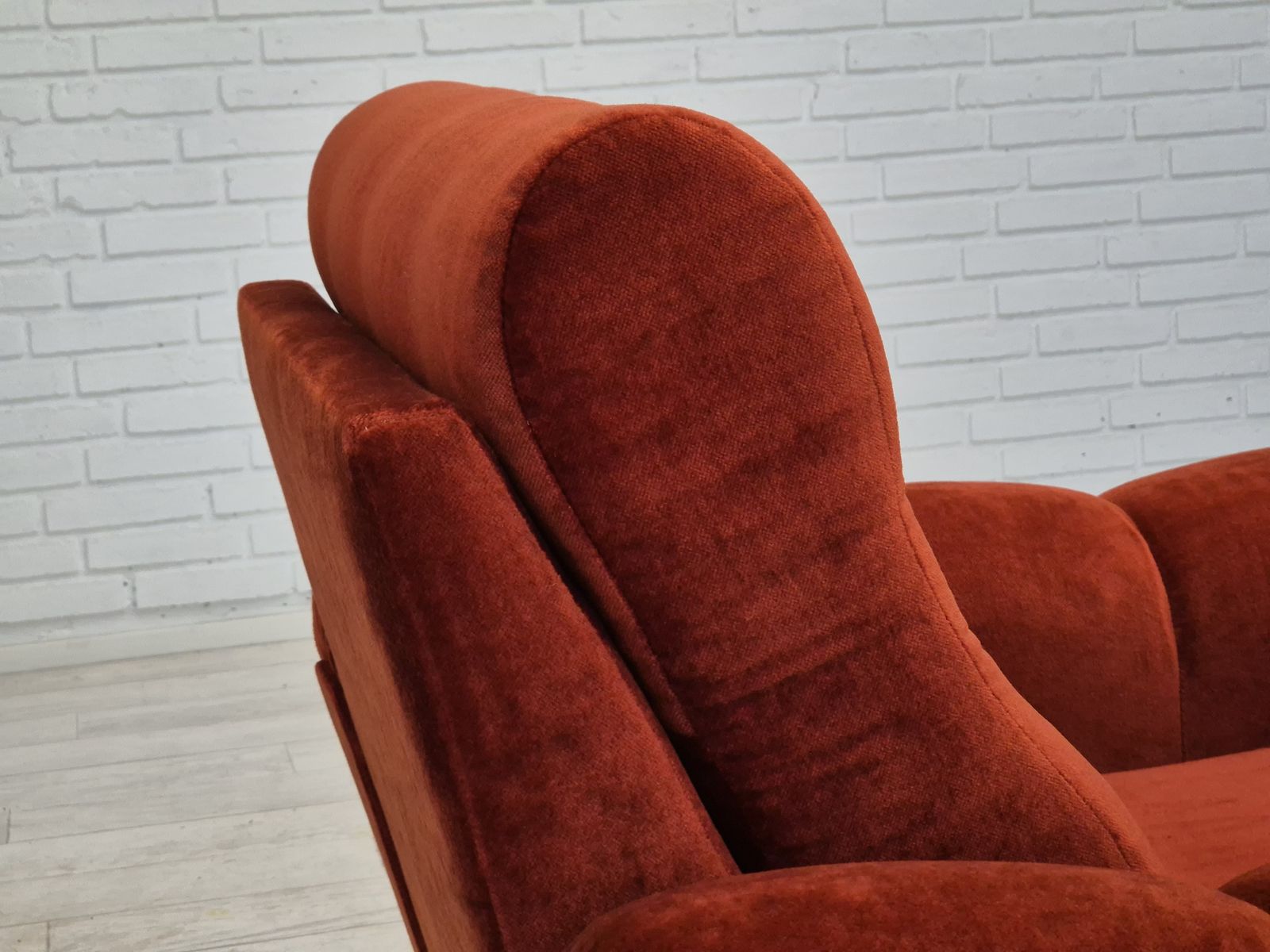 photo for sale Jaren 1980, Deense Set Van 2 Relaxfauteuils In Zeer Goede Staat, Bruin/Rood Meubelvelours.
