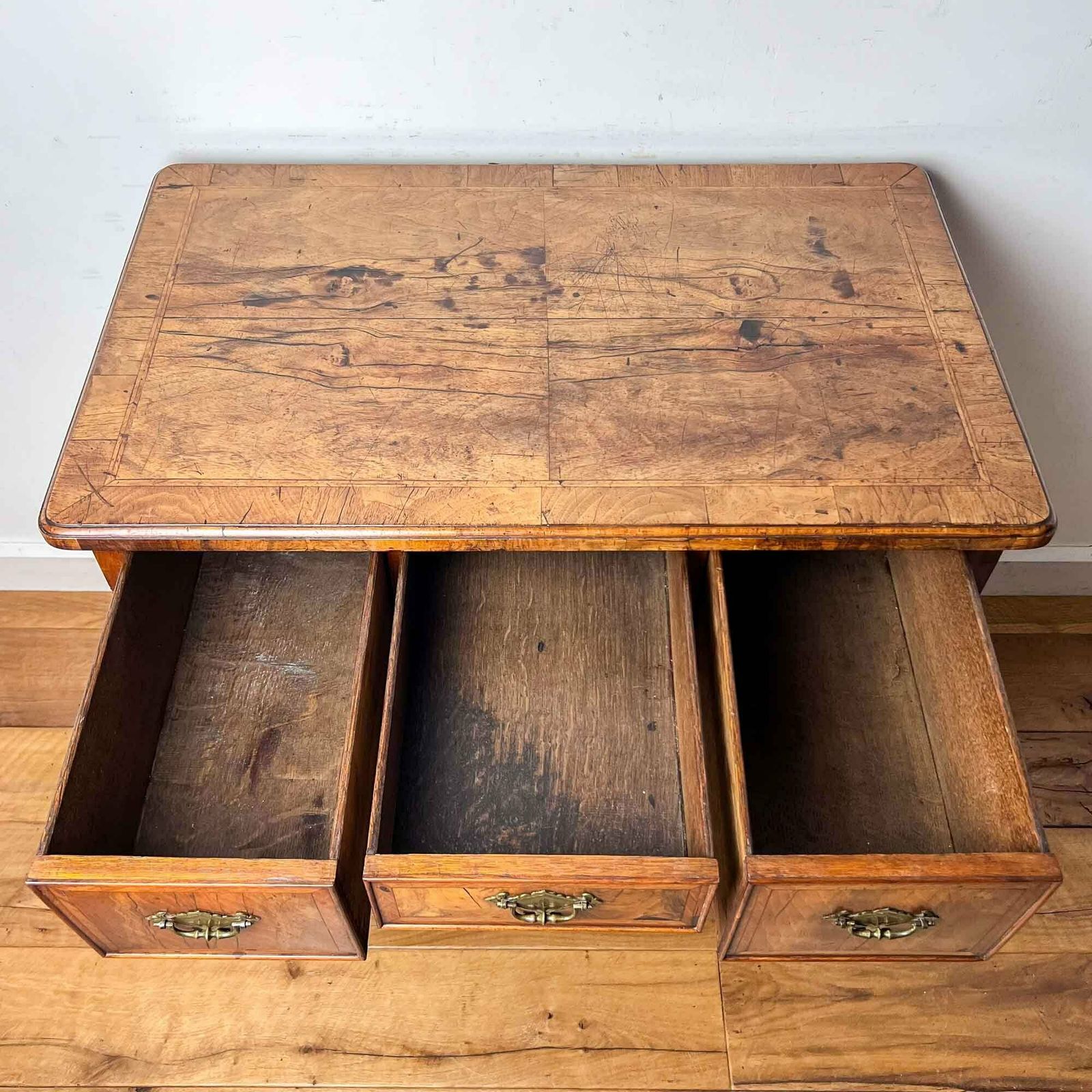 photo vinterior 18th Century Walnut Lowboy
