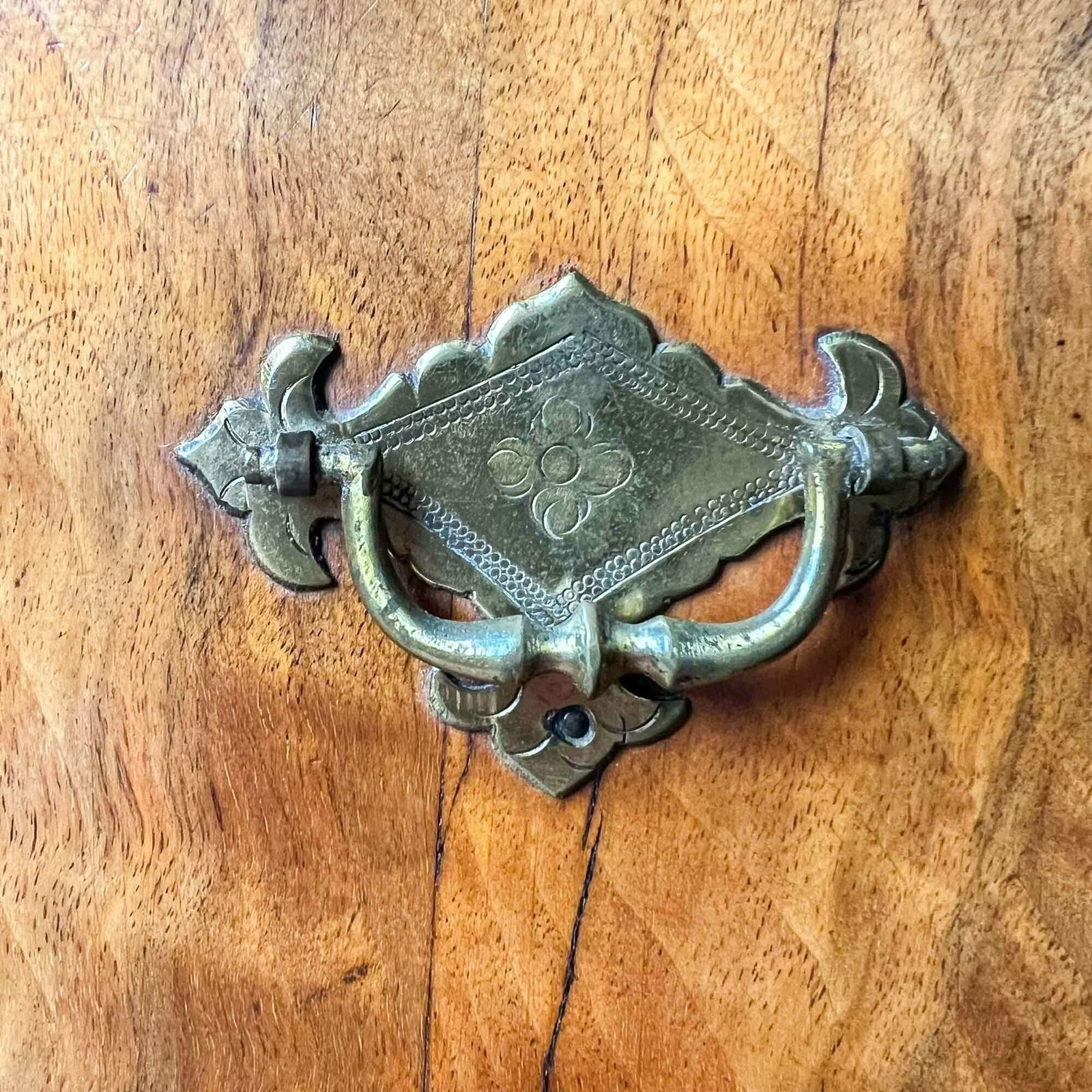 photo vintage 18th Century Walnut Lowboy