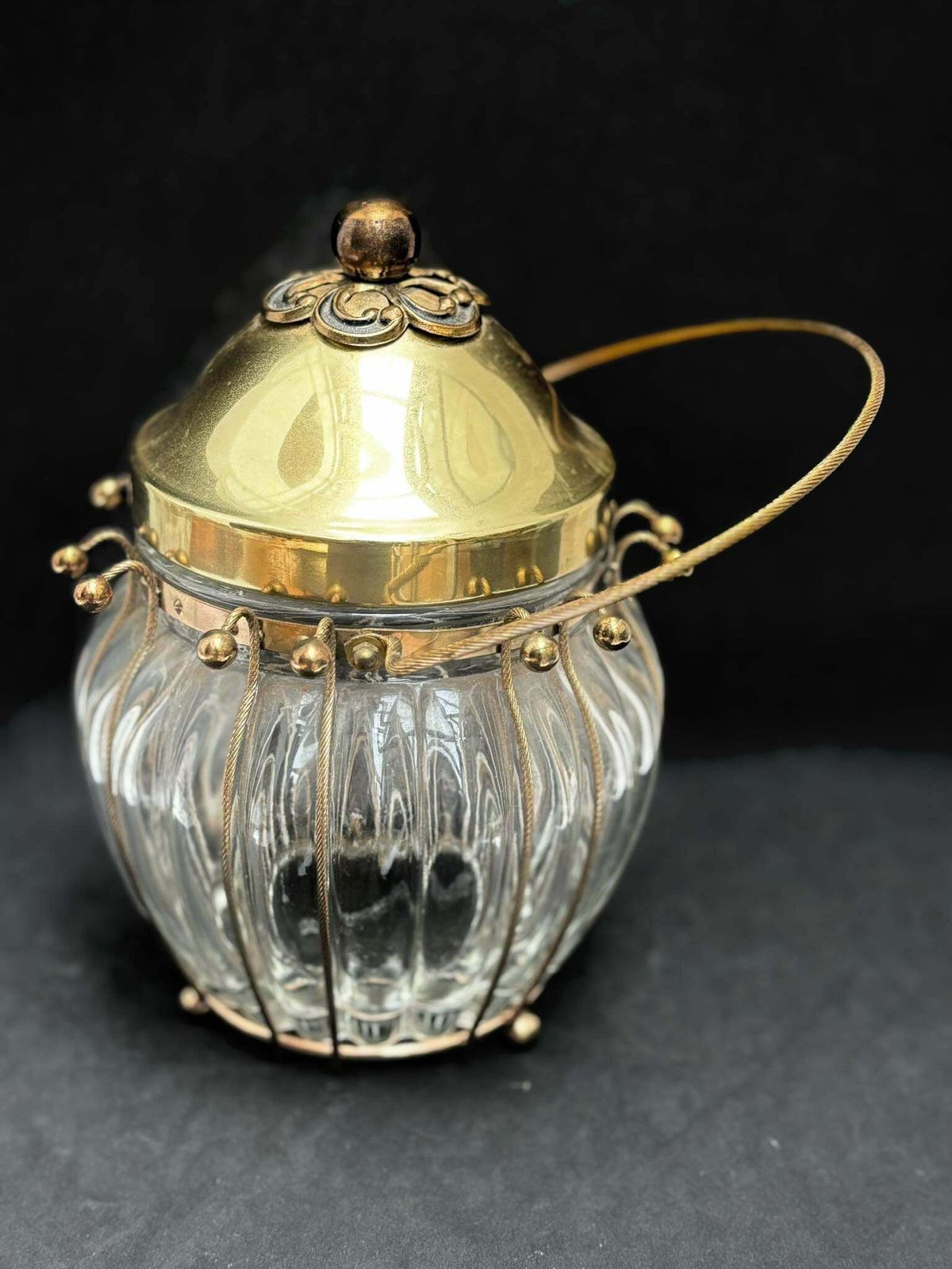Koektrommel Of Snoepblik Met Beweegbaar Handvat En Muziekdoos – Glas En Metaal – Tafelgerei, Goudkleurig – Keuken  En Tafeldecoratief photo vintage