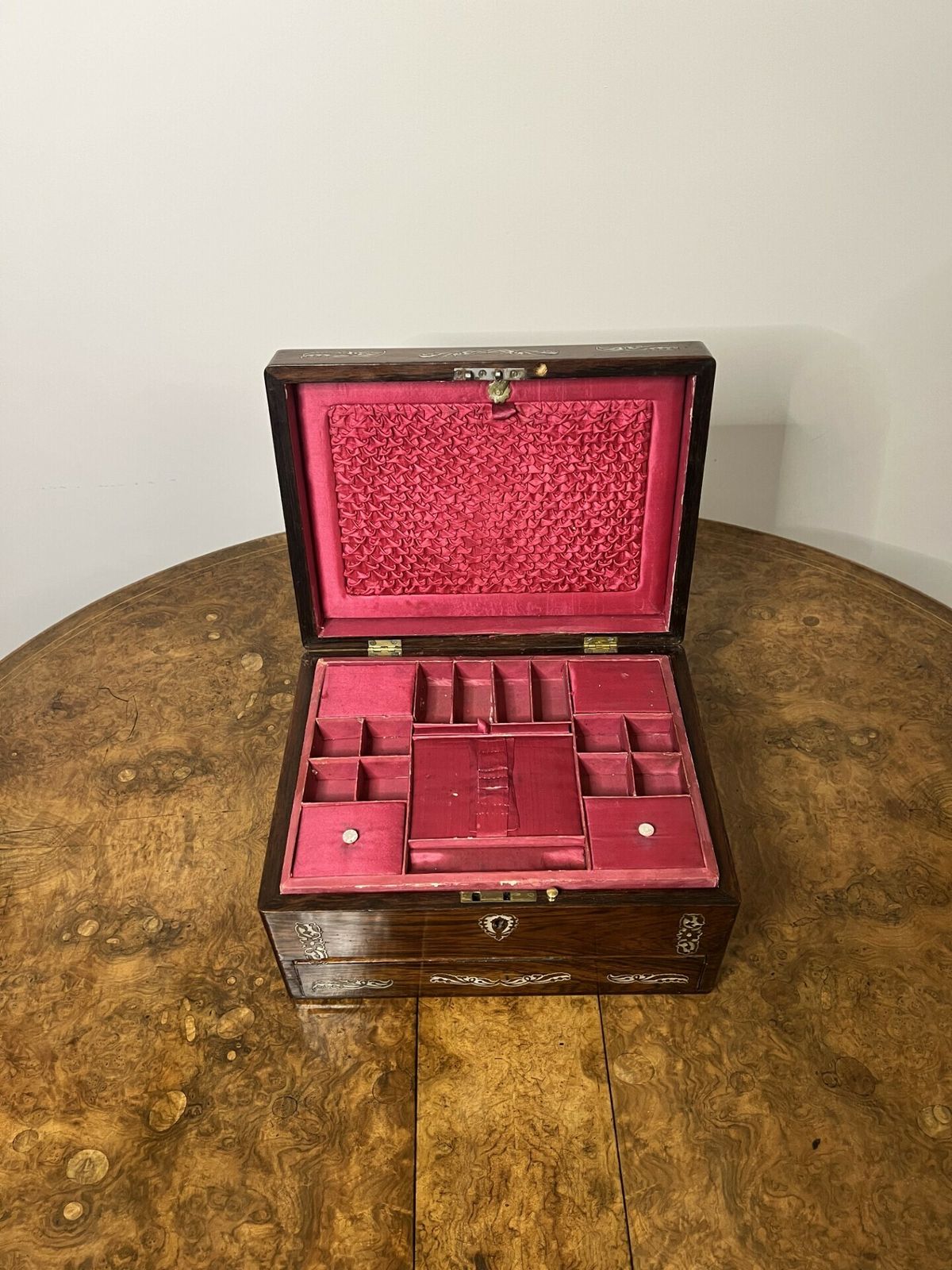 photo vinterior Fantastic Quality Antique Rosewood And Mother Of Pearl Inlaid Work Box