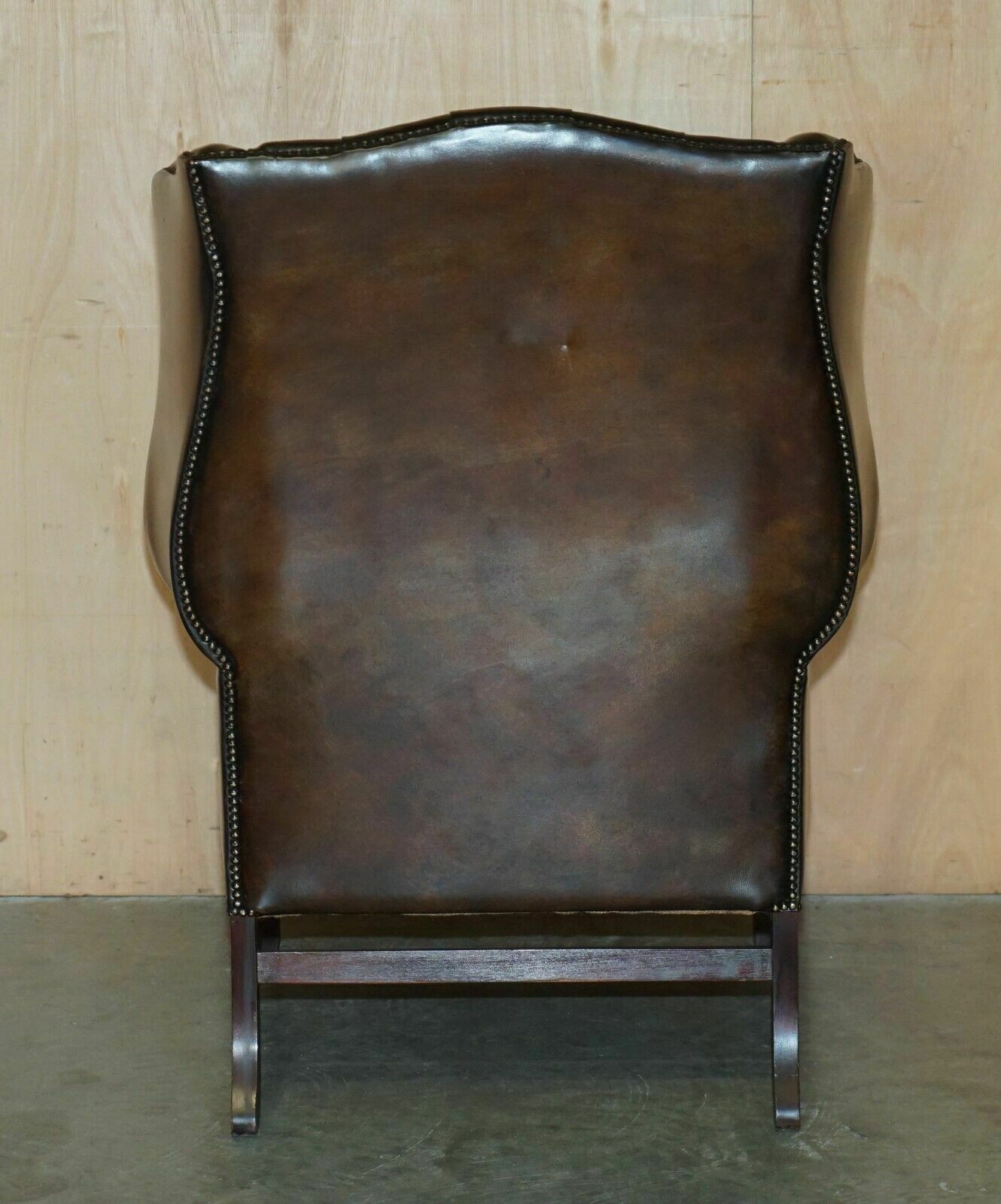 photo vintage Comfortable Vintage Restored Brown Leather Tufted Chesterfield Wingback Armchair