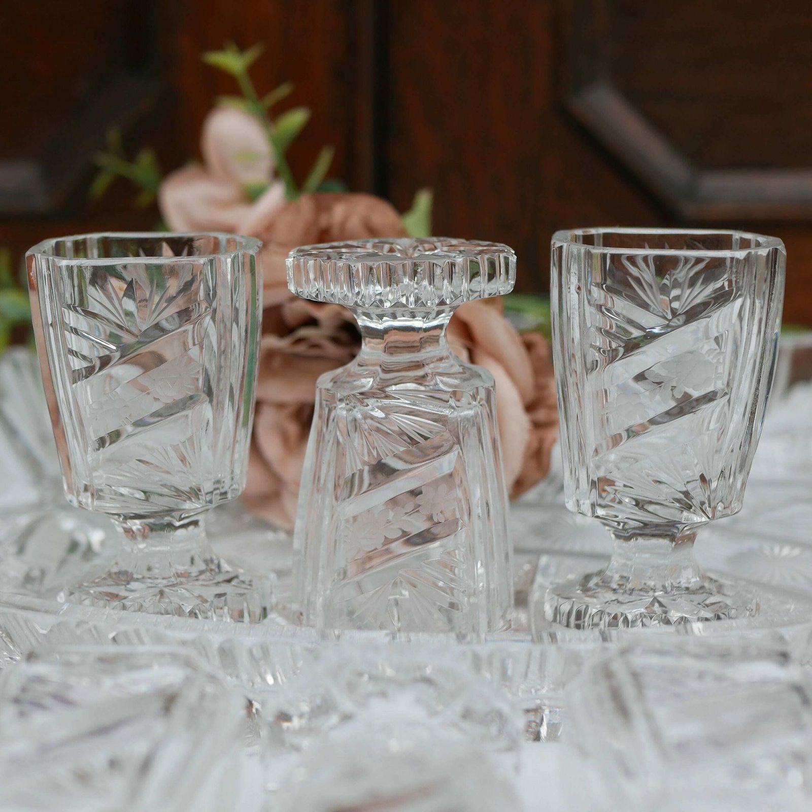 photo furniture Bavarian Glass Vintage Liqueur Set Decanter Six Glasses And Tray Barware Aperitif Set Engraved Glass Collectable Drinking Glasses