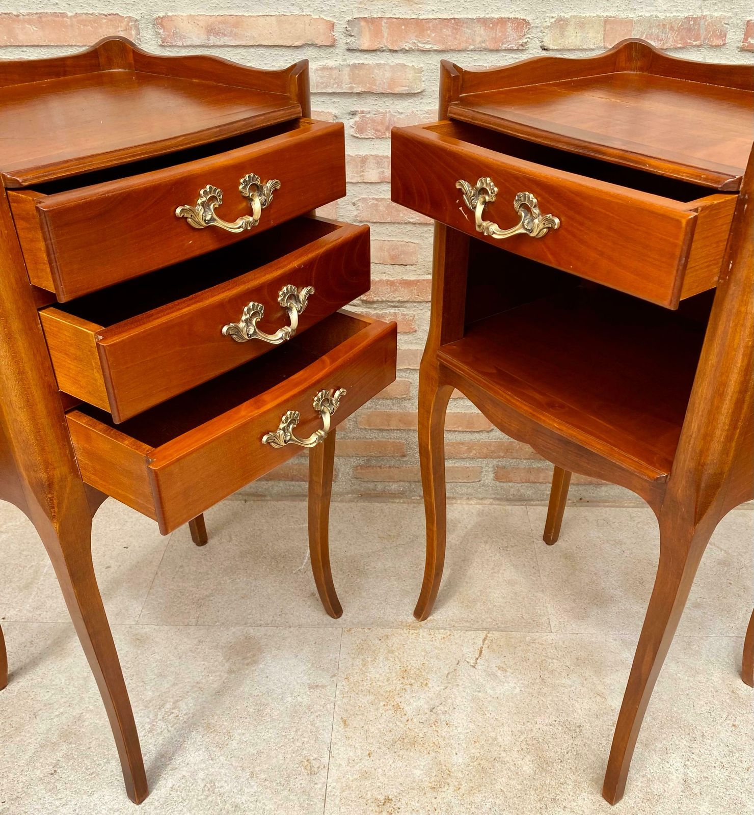 photo furniture Tables de chevet françaises en cerisier, avec tiroirs et étagère ouverte, années 1960, lot de 2