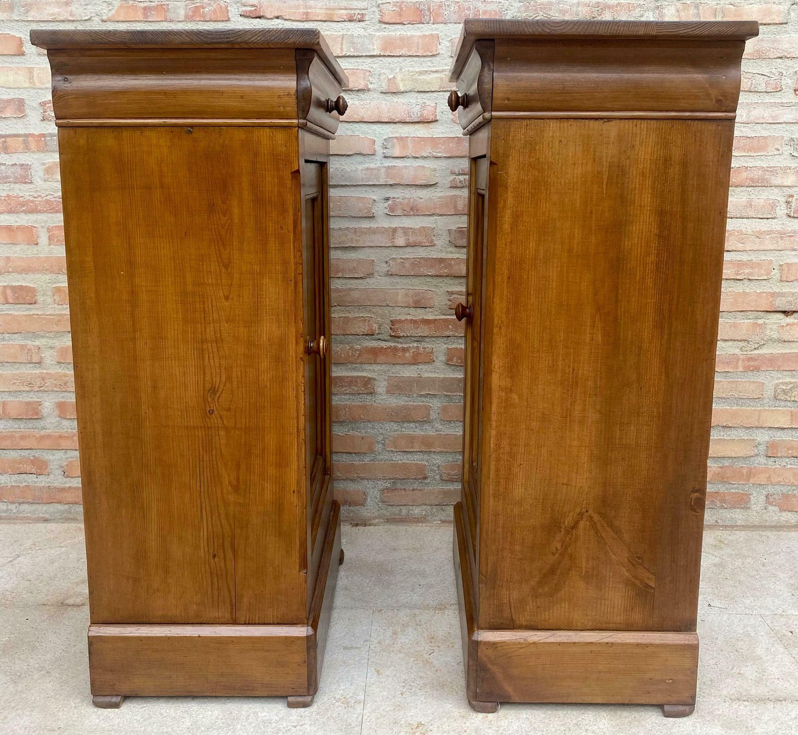 photo vintage Tables de chevet provinciales françaises vintage en noyer, 1920, lot de 2