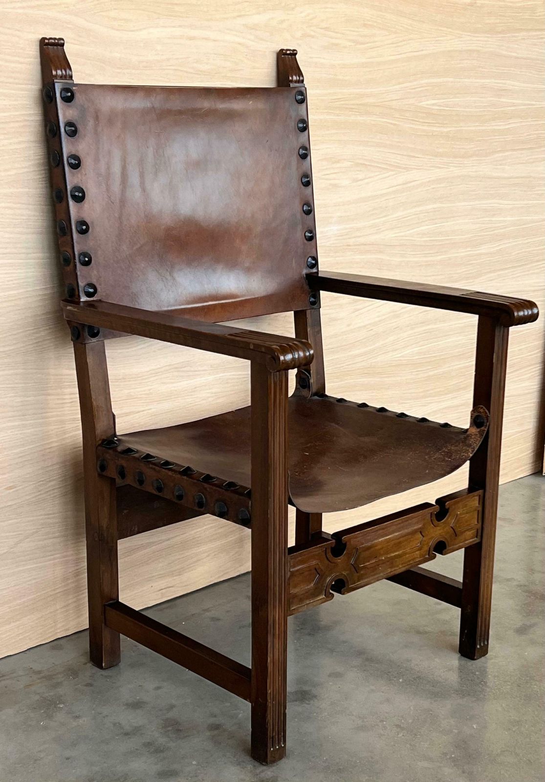 Fauteuil d'autel colonial espagnol sculpté, assise et dossier en cuir, XIXe siècle photo Mobilier