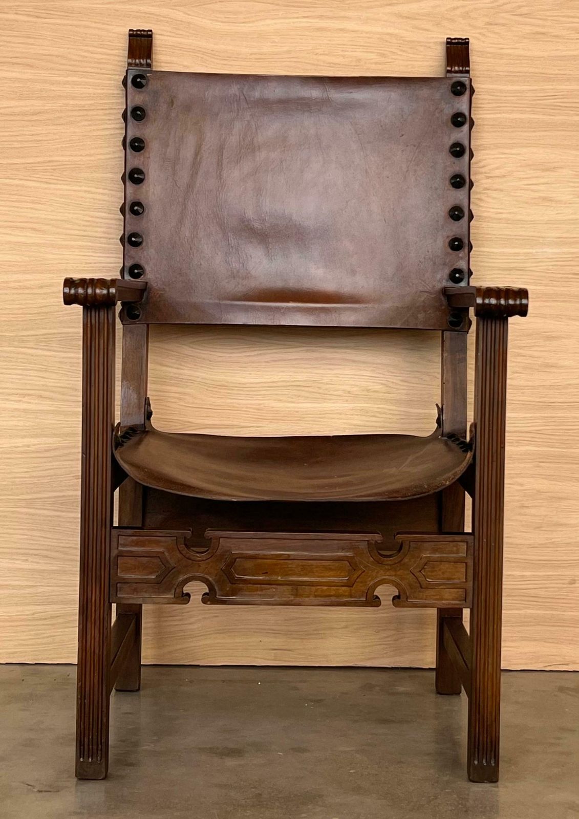 Fauteuil d'autel colonial espagnol sculpté, assise et dossier en cuir, XIXe siècle photo 2053.0