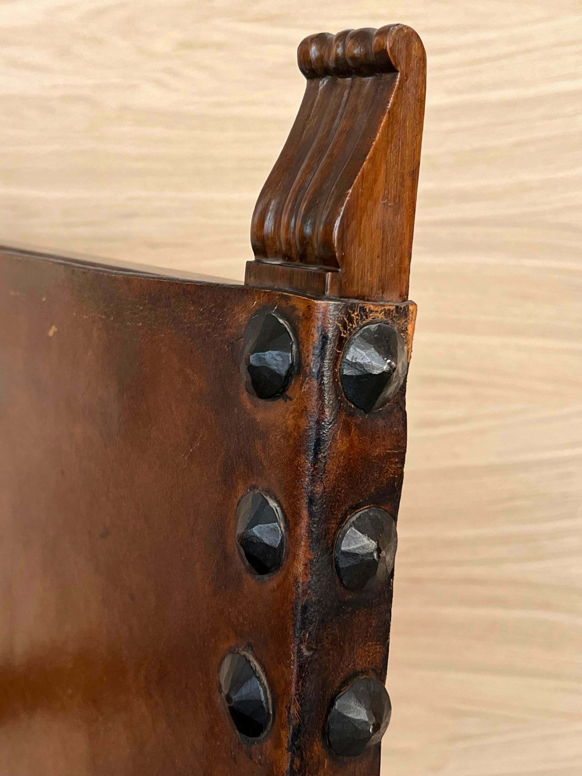photo furniture Fauteuil d'autel colonial espagnol sculpté, assise et dossier en cuir, XIXe siècle