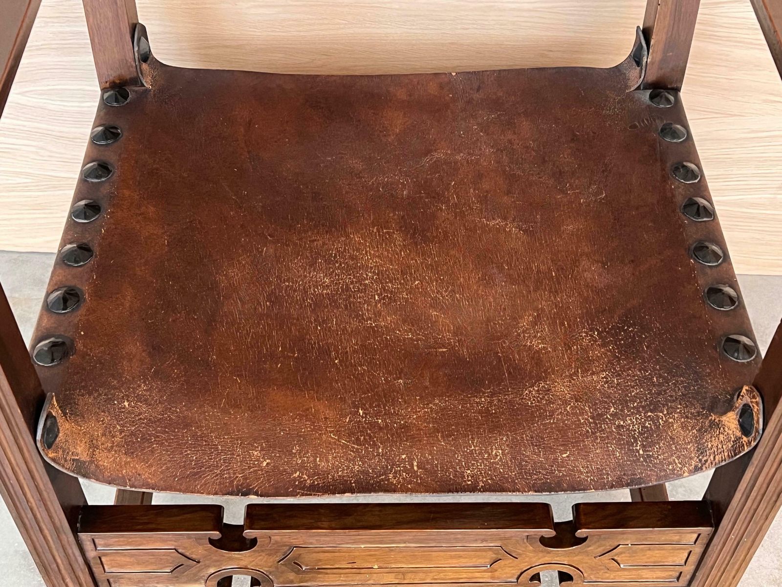 Mobilier Fauteuil d'autel colonial espagnol sculpté, assise et dossier en cuir, XIXe siècle photo