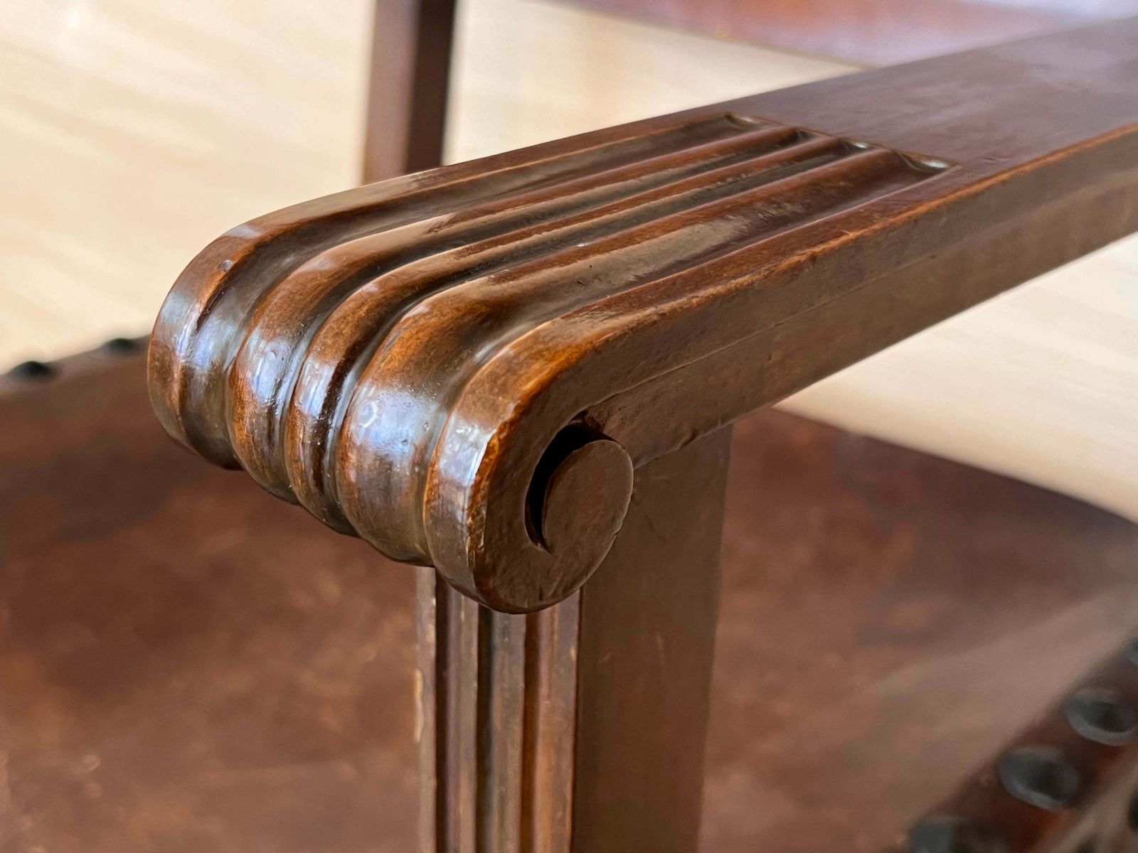 2053.0 Fauteuil d'autel colonial espagnol sculpté, assise et dossier en cuir, XIXe siècle photo