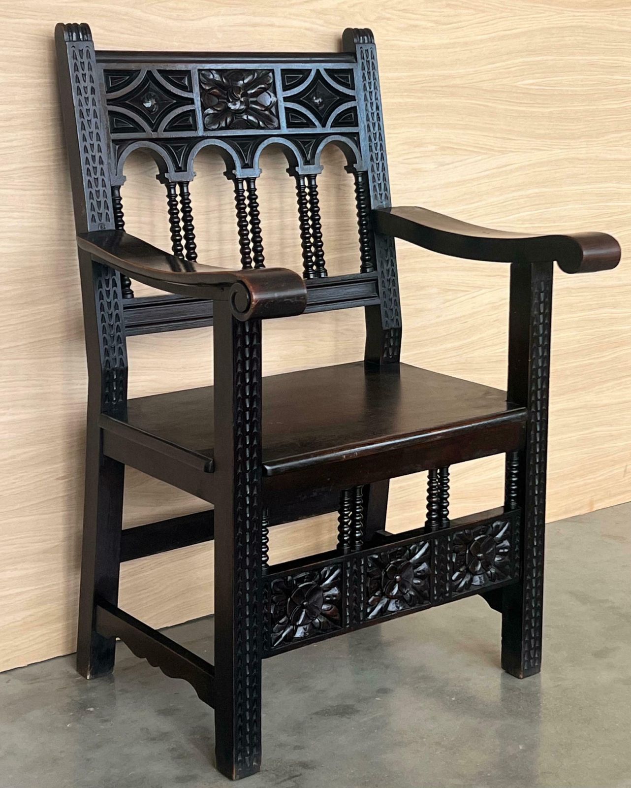 Fauteuils d'autel coloniaux espagnols sculptés, assise en bois, XIXe siècle photo Mobilier