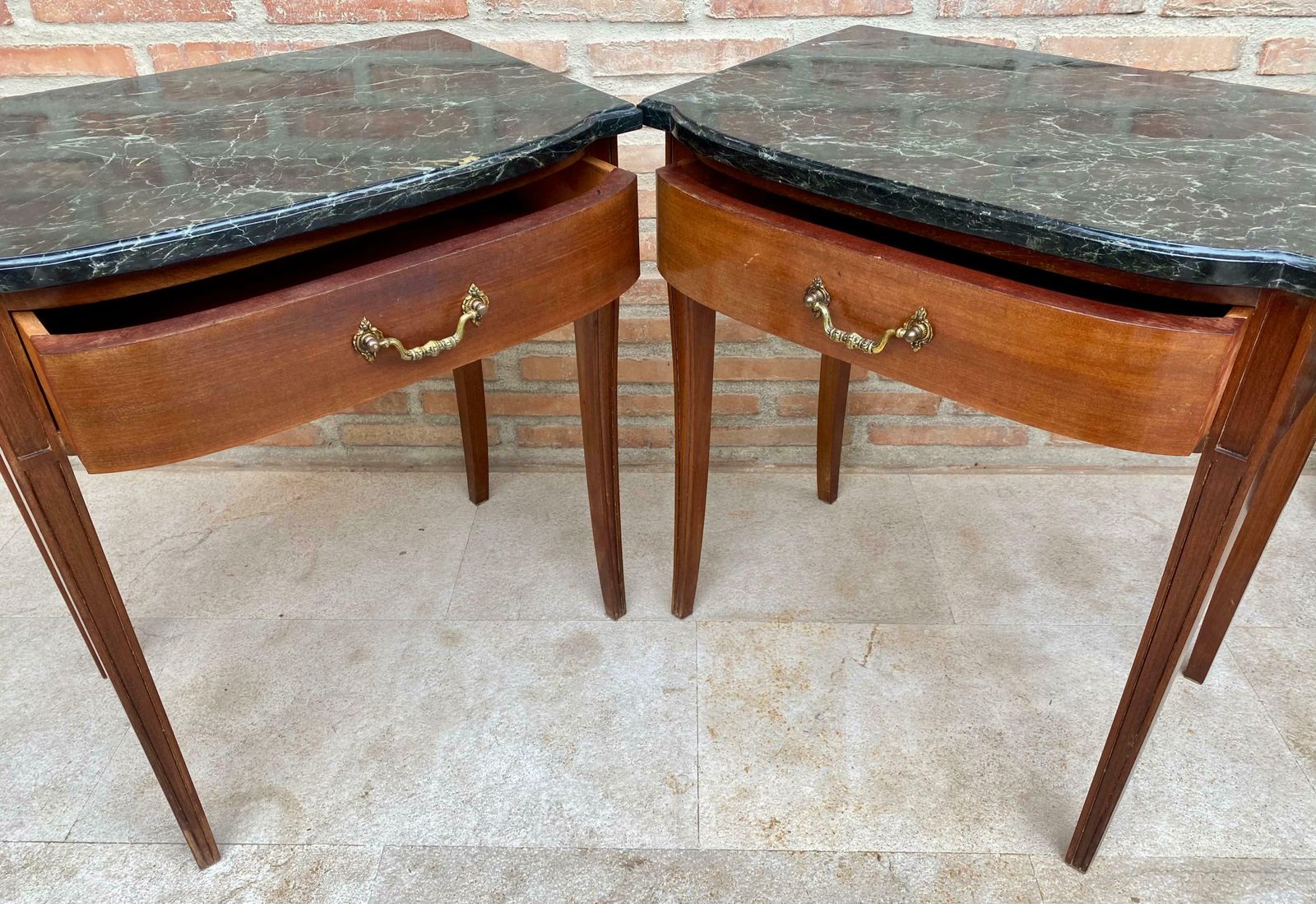 photo furniture Tables de chevet modernes, plateau en marbre gris, 1940, lot de 2