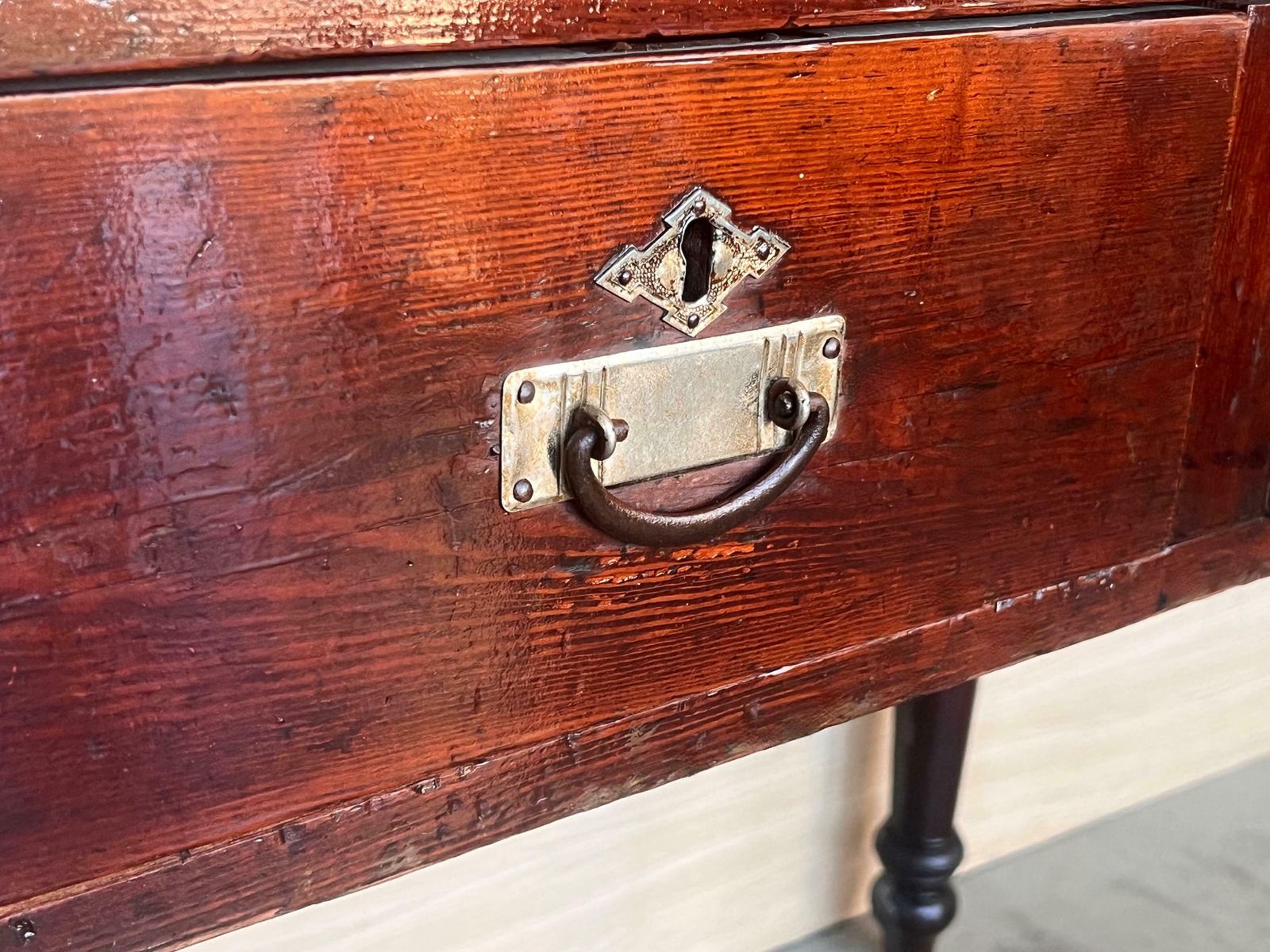 Table d'appoint ou console de style campagnard espagnol en pin « Mobila », à deux tiroirs photo vintage